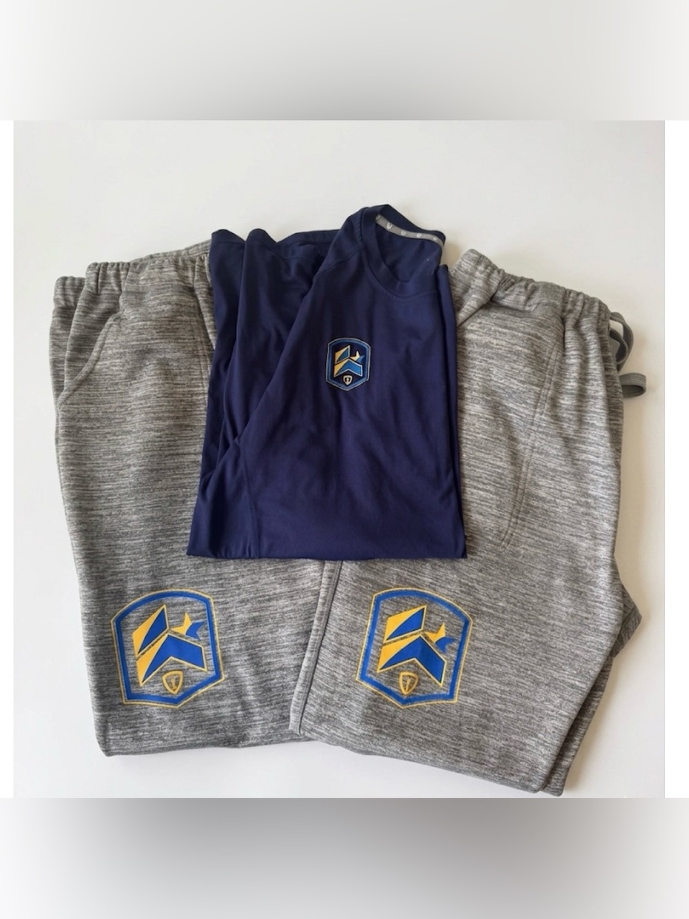 Bundle (3 pieces) 2 sweatpants/1 Shirt L